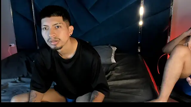 Snapshot of AxelAndJeremy chatting on 11-26-25, 03:40 AxelAndJeremy online show from 11-26-25, 03:40