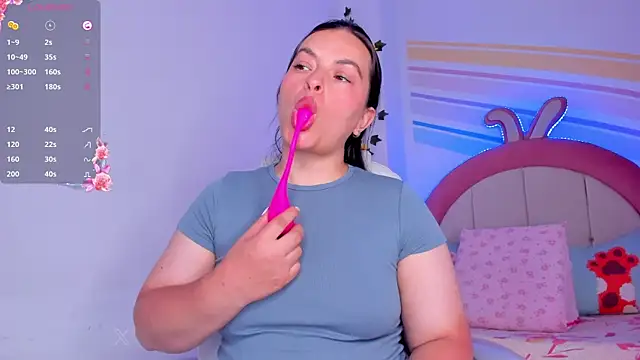 Snapshot of Ariah_Walker_ chatting on 09-30-25, 01:43 Ariah Walker online show from 09-30-25, 01:43