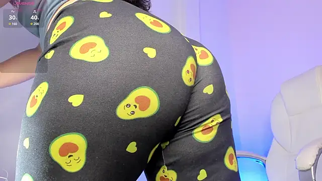 Snapshot of Ariah_Walker_ chatting on 11-17-25, 01:55 Ariah Walker online show from 11-17-25, 01:55