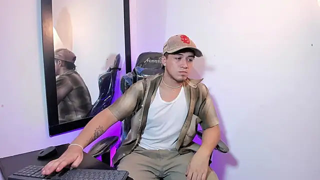 Snapshot of juanmechanic_ chatting on 10-15-25, 05:18 juanmechanic online show from 10-15-25, 05:18