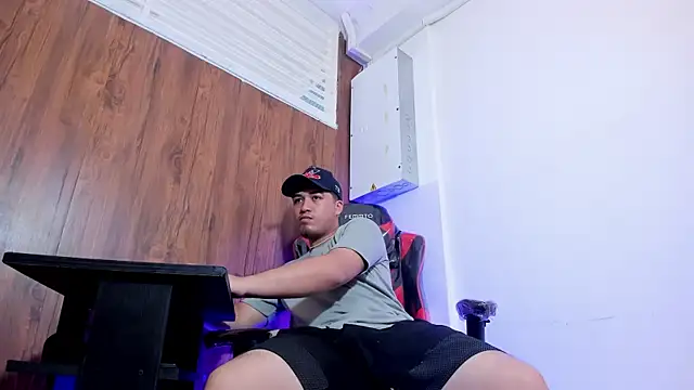 Snapshot of juanmechanic_ chatting on 10-30-25, 01:01 juanmechanic online show from 10-30-25, 01:01