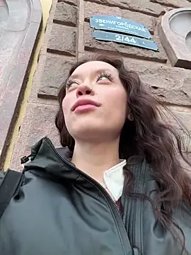 Snapshot of EstaVista chatting on 10-18-25, 02:07 EstaVista online show from 10-18-25, 02:07