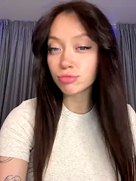 Snapshot of EstaVista chatting on 11-30-25, 01:48 EstaVista online show from 11-30-25, 01:48