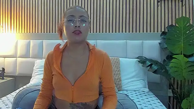 Snapshot of KattyBonnie chatting on 10-20-25, 07:47 KattyBonnie online show from 10-20-25, 07:47