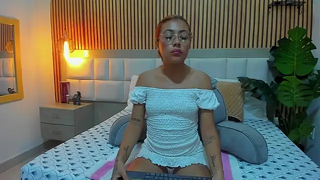 Snapshot of KattyBonnie chatting on 10-21-25, 08:42 KattyBonnie online show from 10-21-25, 08:42