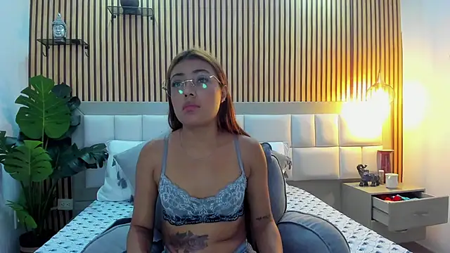 Snapshot of KattyBonnie chatting on 11-19-25, 07:36 KattyBonnie online show from 11-19-25, 07:36