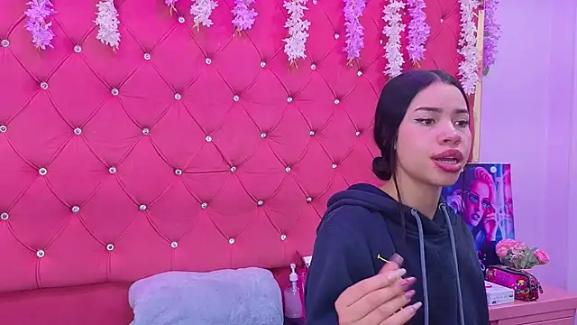 Nanis James online show from 11-08-25, 03:07