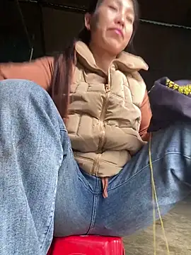 Snapshot of Huong-Ly chatting on 11-05-25, 02:44 Huong-Ly online show from 11-05-25, 02:44