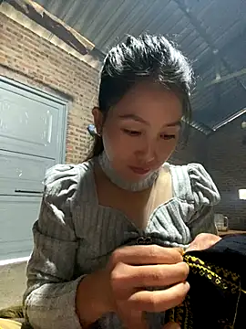 Snapshot of Huong-Ly chatting on 11-18-25, 01:55 Huong-Ly online show from 11-18-25, 01:55