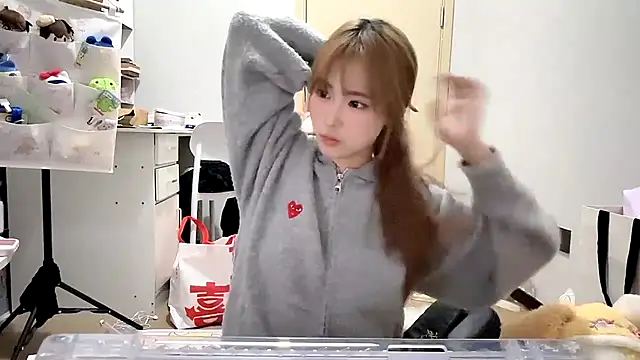 Snapshot of Ann-cookie chatting on 11-25-25, 03:01 Ann-cookie online show from 11-25-25, 03:01