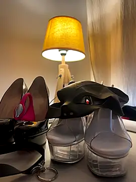 Snapshot of LesAmantsAE2 chatting on 10-15-25, 09:42 LesAmantsAE2 online show from 10-15-25, 09:42