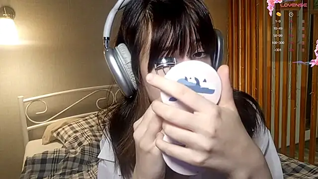 Honeey Beee online show from 12-18-25, 05:08