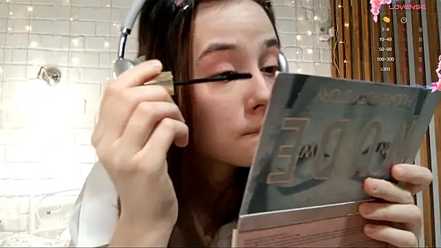 Honeey Beee online show from 12-21-25, 05:09