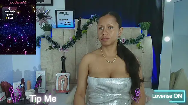 Snapshot of Catherine_mature45 chatting on 12-15-25, 06:23 Catherine mature45 online show from 12-15-25, 06:23