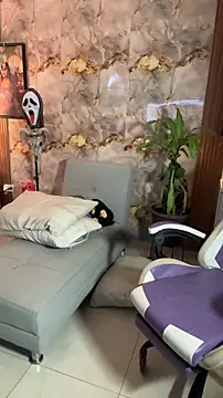 Snapshot of hannachris- chatting on 10-26-25, 01:33 hannachris- online show from 10-26-25, 01:33