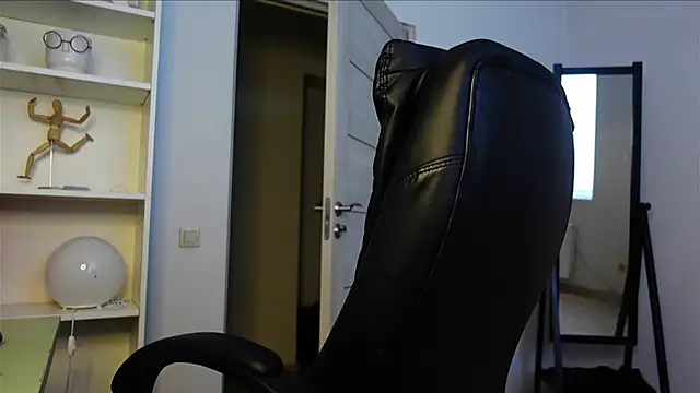 Laura Chaplin online show from 09-24-25, 02:20