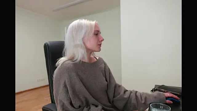 Laura Chaplin online show from 10-22-25, 05:13