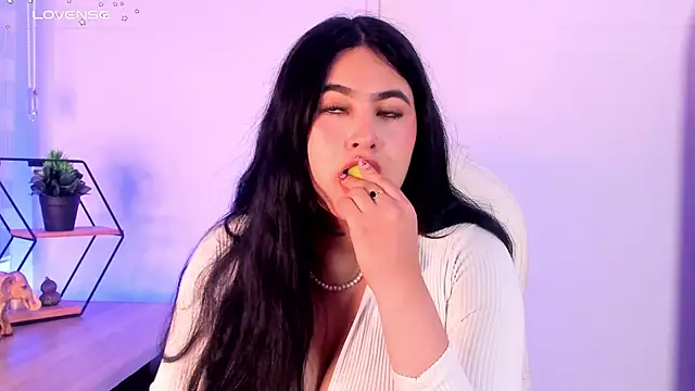 Emma  clark  online show from 11-21-25, 12:26