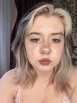 Snapshot of IrisSoCute chatting on 10-07-25, 10:01 IrisSoCute online show from 10-07-25, 10:01