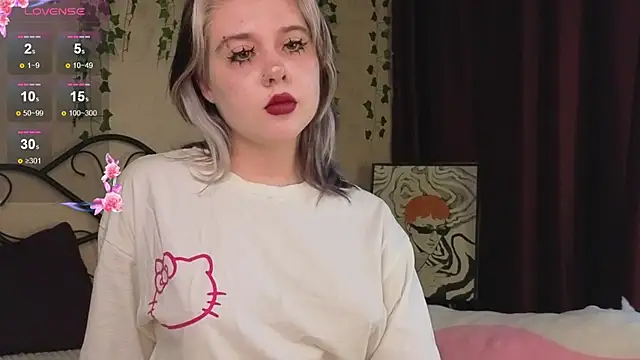 Snapshot of IrisSoCute chatting on 10-24-25, 08:33 IrisSoCute online show from 10-24-25, 08:33