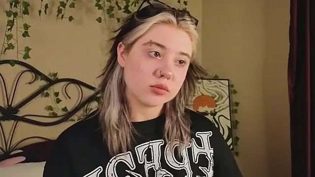 Snapshot of IrisSoCute chatting on 10-29-25, 07:54 IrisSoCute online show from 10-29-25, 07:54