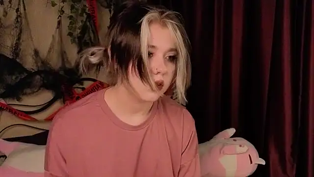 Snapshot of IrisSoCute chatting on 11-04-25, 11:20 IrisSoCute online show from 11-04-25, 11:20