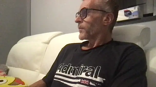 Axl hot online show from 09-11-25, 07:58