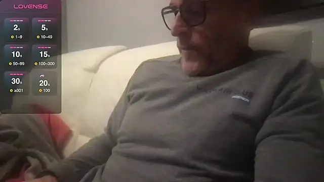 Axl hot online show from 10-10-25, 07:57