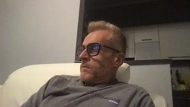 Axl hot online show from 11-17-25, 09:09