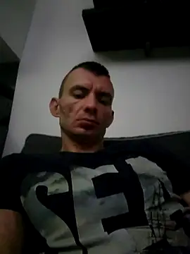 Snapshot of Mlody2787 chatting on 11-12-25, 04:24 Mlody2787 online show from 11-12-25, 04:24