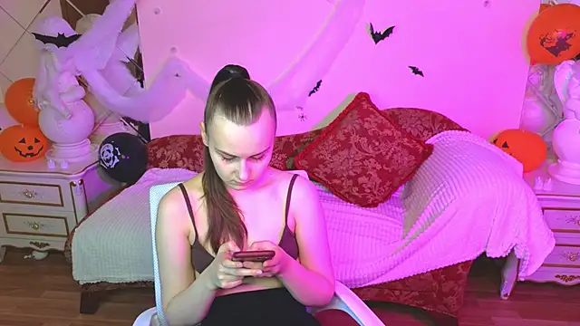 Snapshot of Kelly_Cartier chatting on 10-24-25, 12:12 Kelly Cartier online show from 10-24-25, 12:12