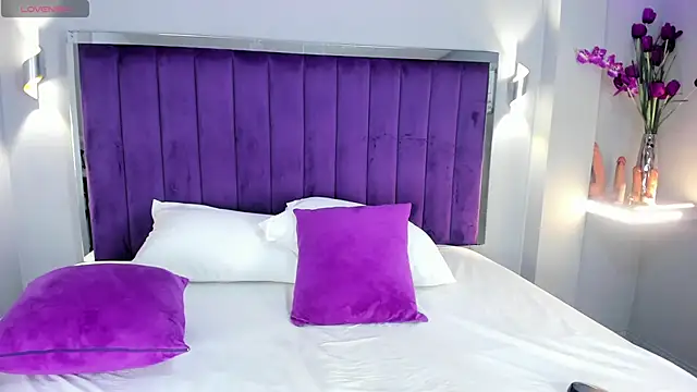 ElaraDusk online show from 10-25-25, 04:31