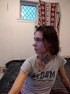 Snapshot of HoneySquirrel chatting on 10-15-25, 04:18 HoneySquirrel online show from 10-15-25, 04:18