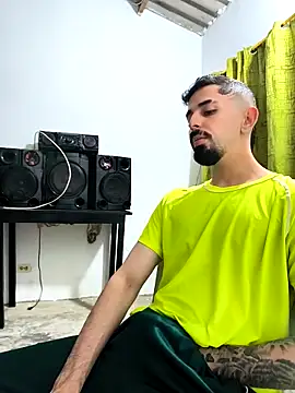 Snapshot of giannis090 chatting on 10-19-25, 12:33 giannis090 online show from 10-19-25, 12:33