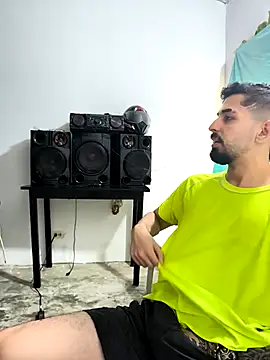 Snapshot of giannis090 chatting on 10-22-25, 07:35 giannis090 online show from 10-22-25, 07:35