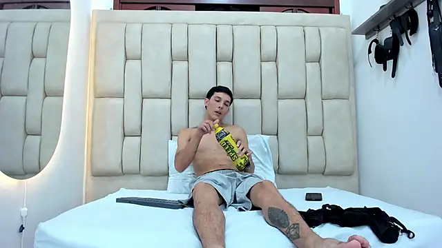 ZafiroAndFlynn online show from 10-10-25, 07:35