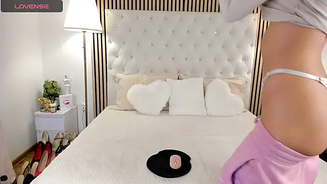 Snapshot of AlexiaLush chatting on 10-16-25, 05:52 AlexiaLush online show from 10-16-25, 05:52