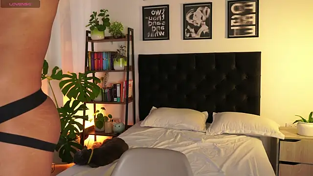 Snapshot of ErosWild_ chatting on 09-10-25, 08:20 ErosWild online show from 09-10-25, 08:20