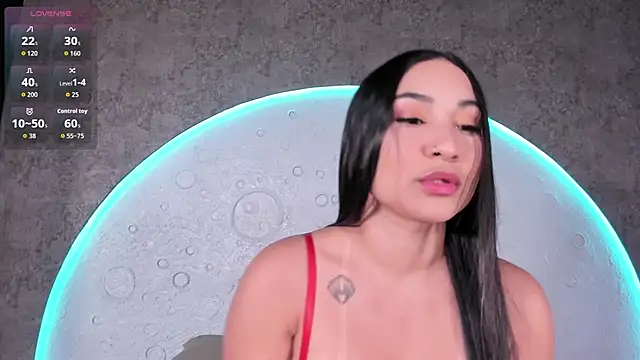 ReinaChloe online show from 10-11-25, 05:11