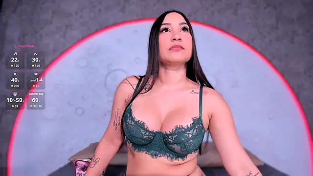 ReinaChloe online show from 12-19-25, 04:58