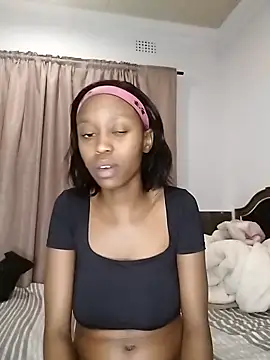 Snapshot of LonelyQueenxx25 chatting on 09-29-25, 04:34 LonelyQueenxx25 online show from 09-29-25, 04:34