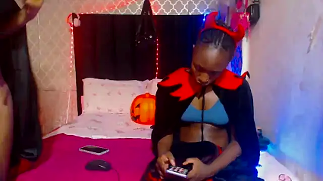 Snapshot of LonelyQueenxx25 chatting on 10-31-25, 07:26 LonelyQueenxx25 online show from 10-31-25, 07:26