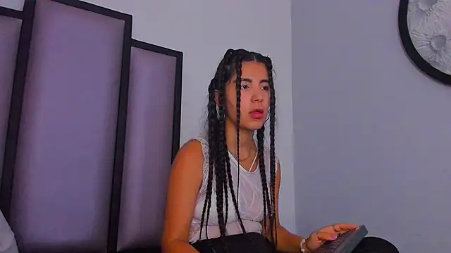 Snapshot of Lucy-23 chatting on 12-19-25, 05:25 Lucy-23 online show from 12-19-25, 05:25