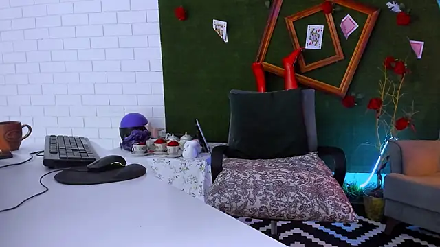 JulianaRaynes online show from 11-19-25, 01:22