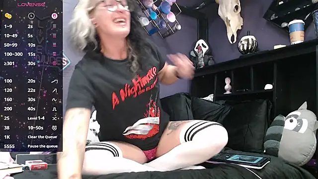 Snapshot of oddywithabody chatting on 11-19-25, 06:57 oddywithabody online show from 11-19-25, 06:57