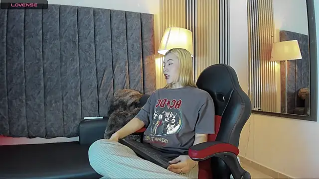 rubby lux online show from 11-21-25, 05:11