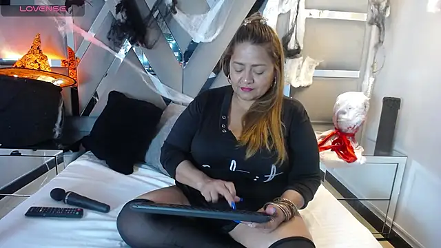 MonzerratBoyer online show from 10-26-25, 06:25