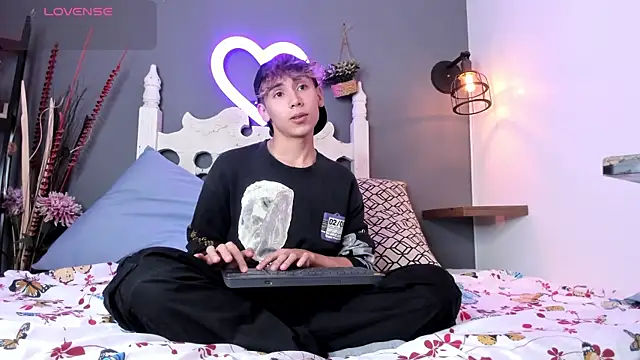 Snapshot of Twinkie_Hung chatting on 09-08-25, 02:16 Twinkie Hung online show from 09-08-25, 02:16