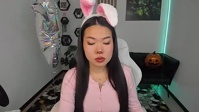 LunaPurrr online show from 10-28-25, 11:40