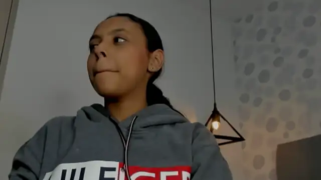 Snapshot of sophiasweet__1 chatting on 12-15-25, 01:59 sophiasweet 1 online show from 12-15-25, 01:59